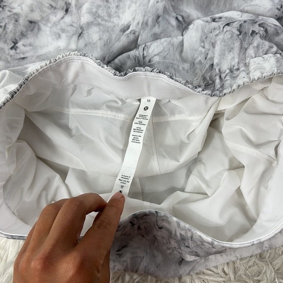 Lululemon Flat-Front Relaxed Short 4.5" Aquila Rhino Grey Multi - Picture 3 of 6